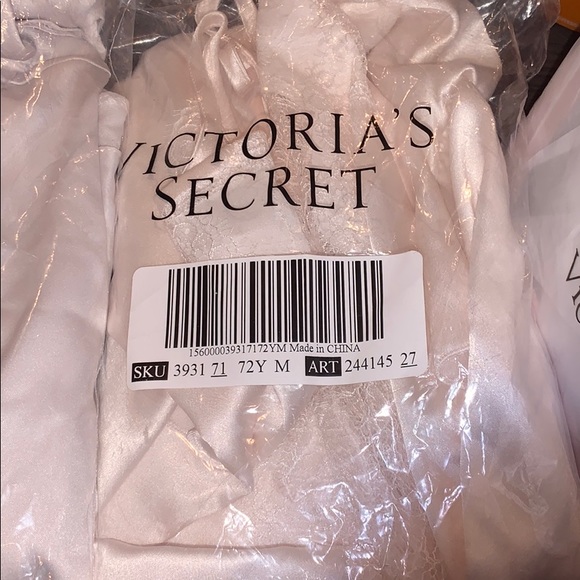 VS Bridal Lingerie & Robe - Picture 7 of 9